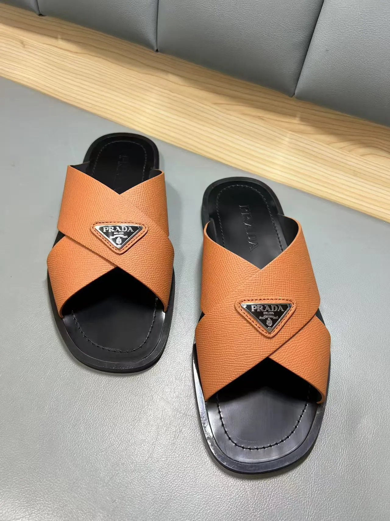 340💰PRADA Prada’s latest slippers are synchronized with the official website. This slipper is made of the brand’s unique and iconic Saffiano leather. The brand logo jumps out from the double straps, and the brand style is clearly visible. Cowhide gives men elegant charm and functional design, making it an ideal choice for vacation and leisure. Size:38-45